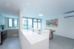 Mikrowelle, Ofen, Herdplatte, Geschirrspüler