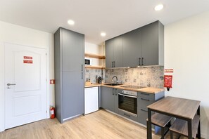 Kahvin-/teenkeitin, jääkaappi, mikroaaltouuni, uuni