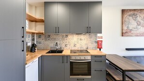 Coffee/tea maker, fridge, microwave, oven - Andrade Corvo O w / balcony by Sé Apartamentos (Braga)