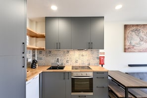 Coffee/tea maker, fridge, microwave, oven