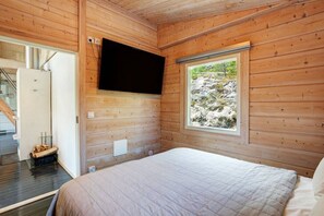 3 bedrooms, travel cot, free WiFi, bed sheets
