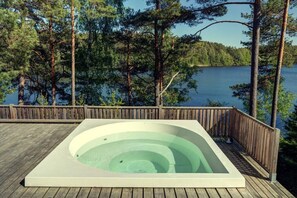 Outdoor spa tub