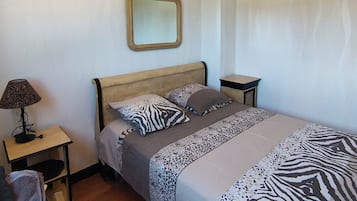 3 slaapkamers, een strijkplank/strijkijzer, gratis wifi, beddengoed