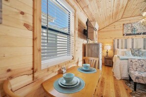 1 bedroom, individually decorated, individually furnished, bed sheets - Charming Casita Right on Main St (Fredericksburg)