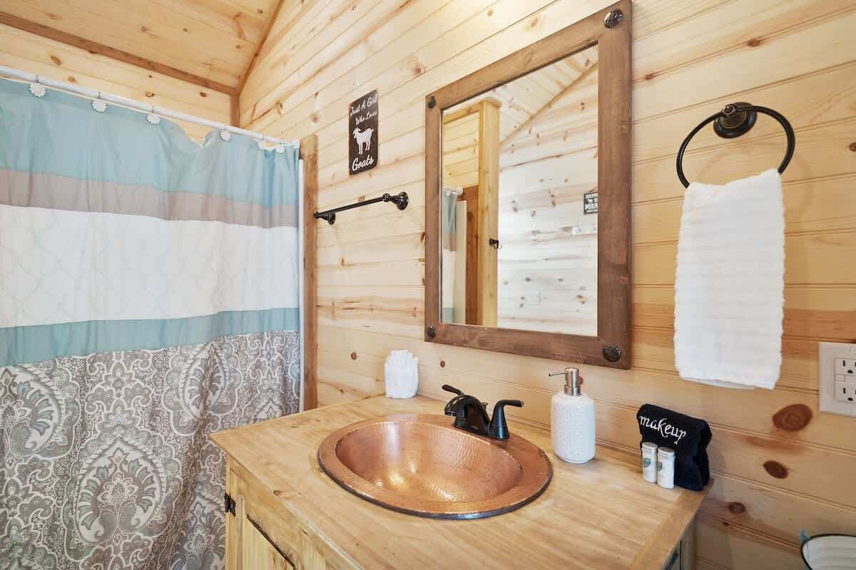 Cabin, 1 King Bed, Kitchen | Bathroom | Towels