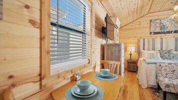 Kabin, 1 Tempat Tidur King, dapur | 1 kamar tidur dan didekorasi berbeda-beda