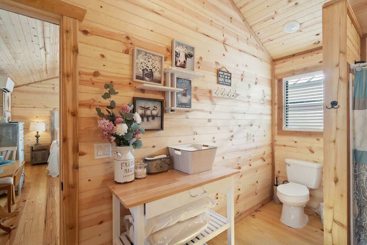 Cabin, 1 King Bed, Kitchen | Bathroom | Towels