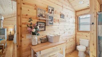 Cabin, 1 King Bed, Kitchen | Bathroom | Towels