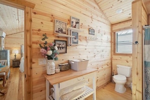 Cabin, 1 King Bed, Kitchen | Bathroom | Towels