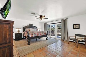 Casa, várias camas, varanda (1526 Upper Live Oak) | 3 quartos, individualmente decorados, individualmente mobiliados