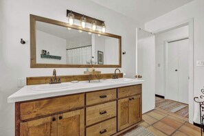 House, Multiple Beds, Patio (1526 Upper Live Oak) | Bathroom | Towels - Casa Bonita: Scenic Hill Country Views! (Fredericksburg)