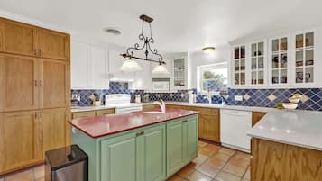 Casa, várias camas, varanda (1526 Upper Live Oak) | Cozinha privada | Cafeteira/chaleira