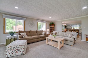TV, fireplace, DVD player, books