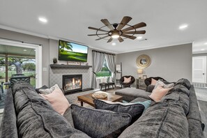 Nhà, nhiều giường, bồn tắm nước nóng | Khu phòng khách | TV 