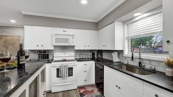 House, Multiple Beds, Hot Tub | Private kitchen | Fridge, microwave, oven, stovetop