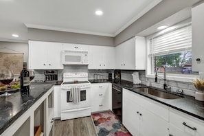 Maison, Plusieurs lits, baignoire à remous | Cuisine privée | Réfrigérateur, four à micro-ondes, un four, surface de cuisson