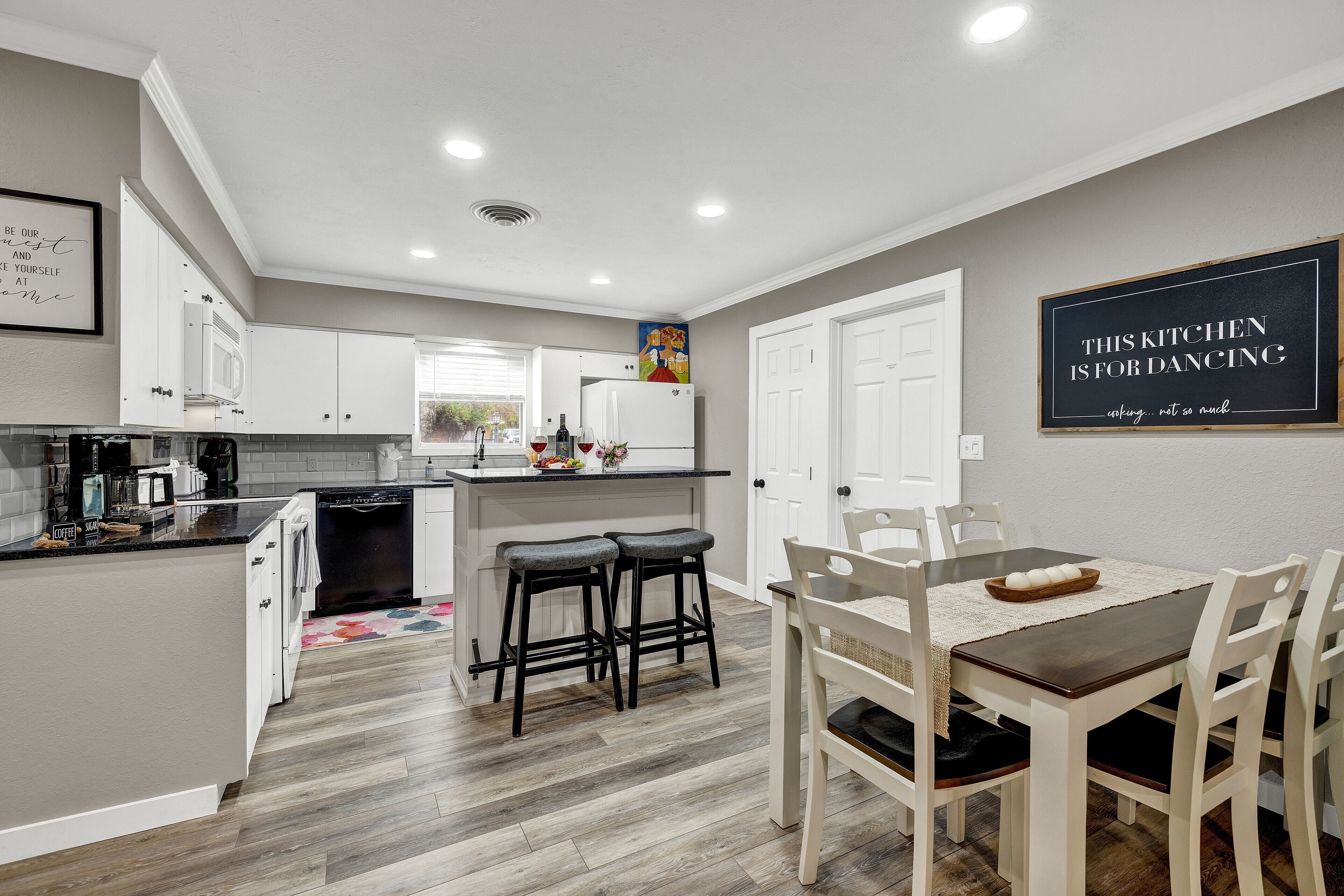 House, Multiple Beds, Hot Tub | Dining