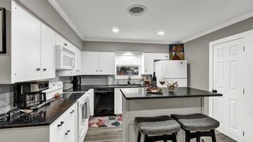 House, Multiple Beds, Hot Tub | Private kitchen | Fridge, microwave, oven, stovetop