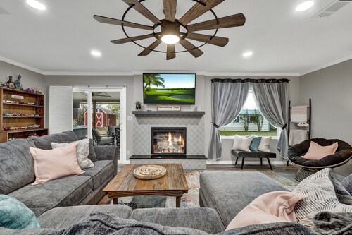 Charming Oasis Hot Tub & Fire Pit - 1mi to Dwntn