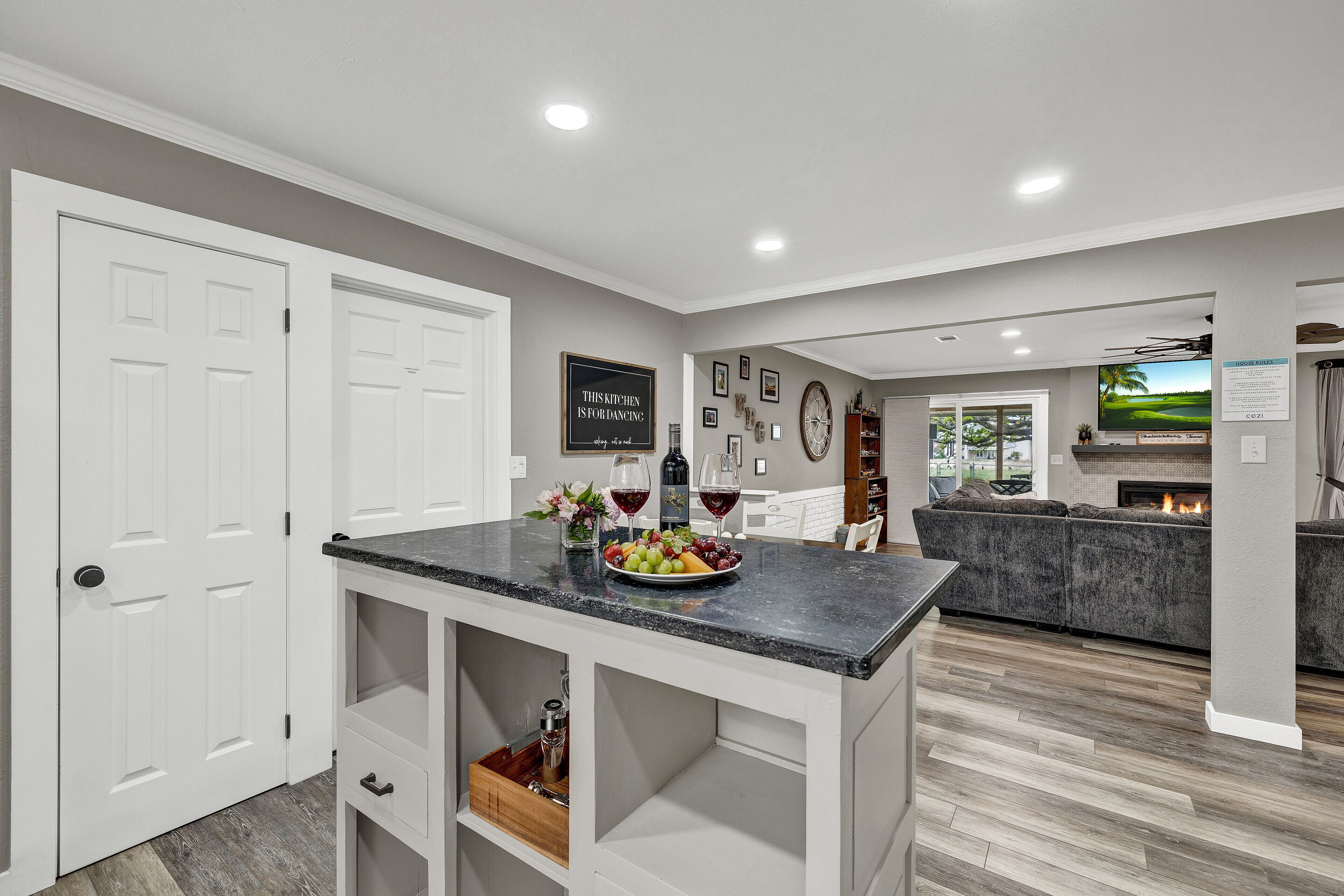 House, Multiple Beds, Hot Tub | Private kitchen | Fridge, microwave, oven, stovetop