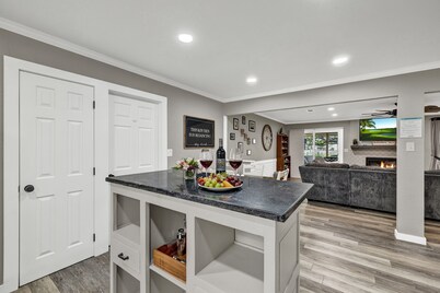 Charming Oasis Hot Tub & Fire Pit - 1mi to Dwntn