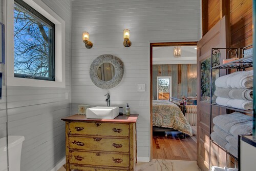 Luxury Cabin-right Across From Albert Dance Hall!