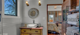 Luxury Cabin-right Across From Albert Dance Hall!