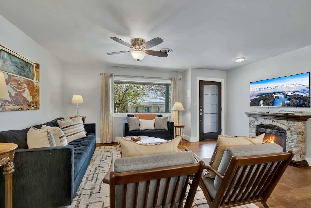 Huis, meerdere bedden, toegang tot zwembad (603 W Travis St) | Woonruimte | Een open haard