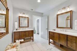 บ้านพัก, หลายเตียง, ใช้สระว่ายน้ำได้ (603 W Travis St) | ห้องน้ำ | ผ้าเช็ดตัว