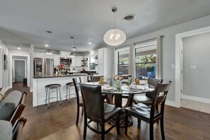 บ้านพัก, หลายเตียง, ใช้สระว่ายน้ำได้ (603 W Travis St) | ร้านอาหาร