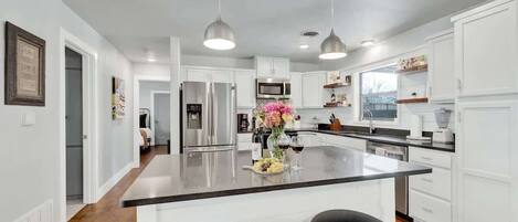 独立别墅, 多张床, 使用泳池 (603 W Travis St) | 私人厨房 | 茶具/咖啡用具、电热水壶