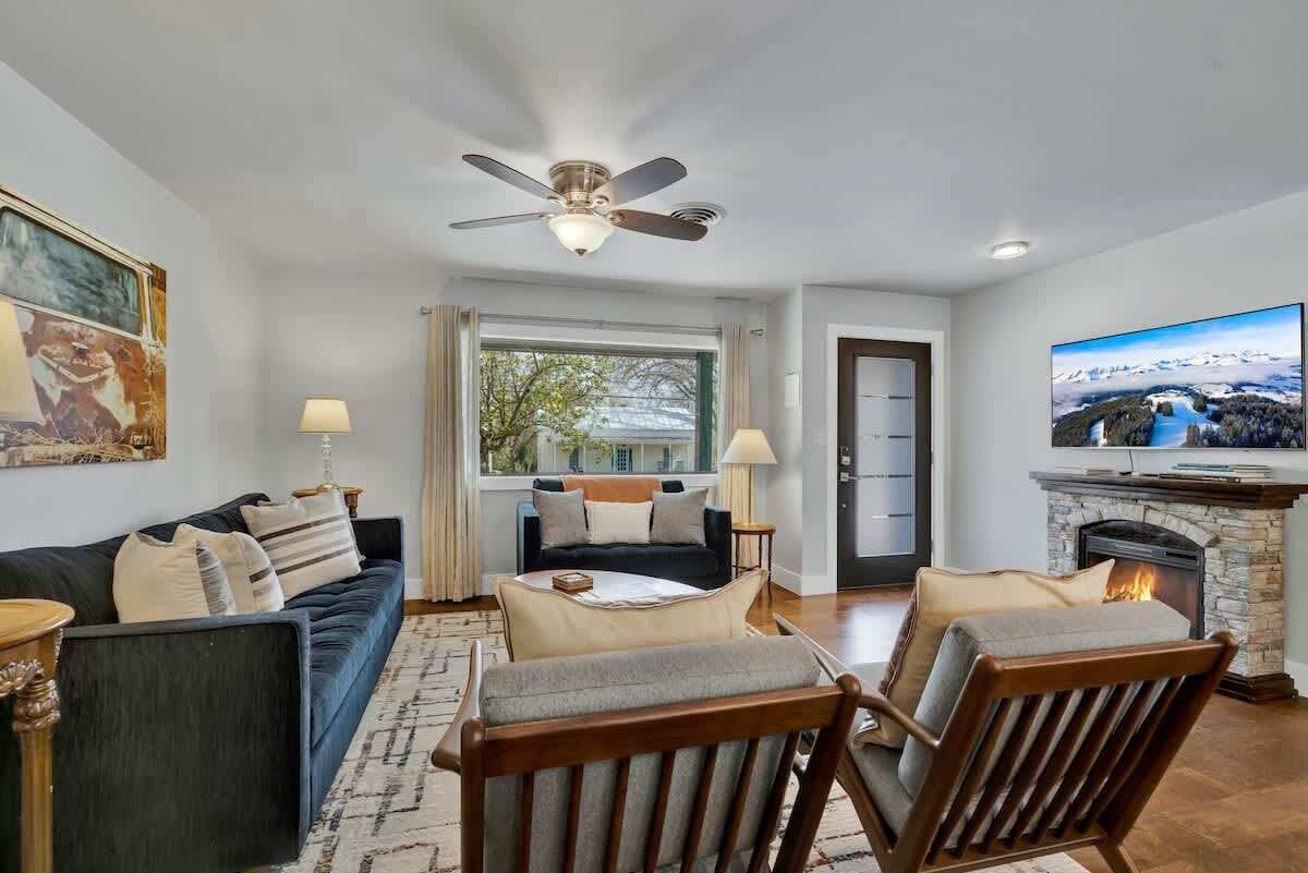 獨棟房屋, 多張床, 可使用泳池 (603 W Travis St) | 起居區 | 壁爐