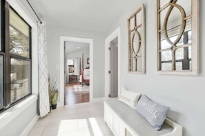 ハウス ベッド (複数台) プールアクセス (603 W Travis St) | 内装