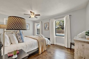 ハウス ベッド (複数台) プールアクセス (603 W Travis St) | 3 室のベッドルーム、客室ごとに異なる装飾、客室ごとに異なるインテリア、ベッドシーツ