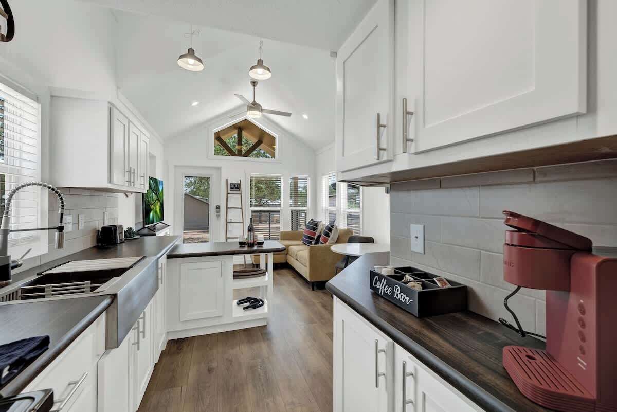 獨棟房屋, 多張床, 庭院 (#28 3567 US 290 E) | 私人廚房 | 咖啡機/沖茶器、烤麵包機