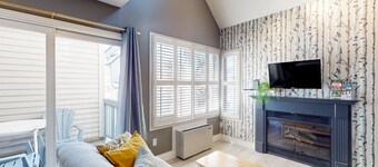 Steps to ski loft with fireplace & deck + seasonal pool. hot tub, & tennis