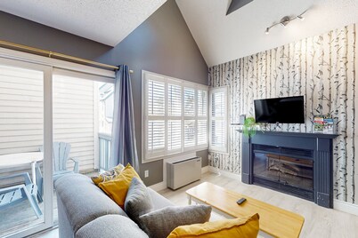 Steps to ski loft with fireplace & deck + seasonal pool. hot tub, & tennis