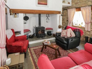 Living area - Old Mike's Cottage (Carrowmore)