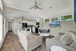 Ferienhaus, 1 King-Bett, Terrasse (#29 3567 US 290 E) | Wohnbereich