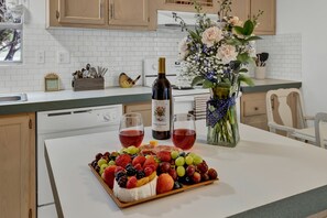 Fridge, microwave, oven, stovetop - Canyon Lake Grill and Firepit Walk to Lake (Canyon Lake)