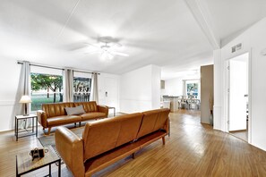 Living area - Canyon Lake Grill and Firepit Walk to Lake (Canyon Lake)