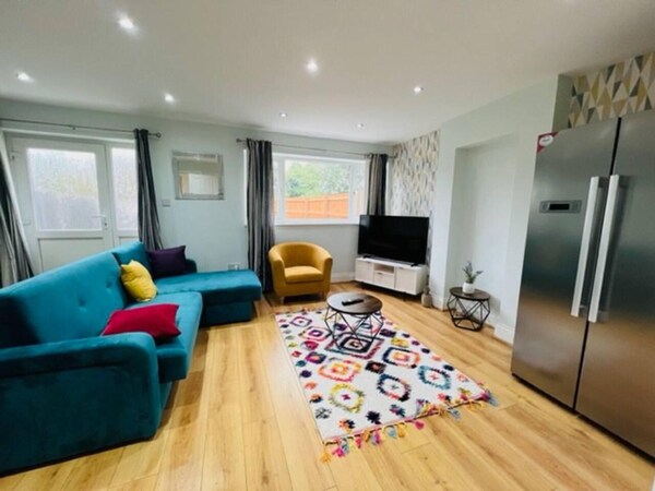 4 Bed House - Sleeps 9 - Garden - Parking - Wifi - Birmingham