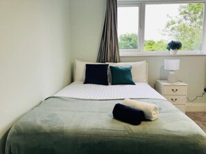 House | 4 bedrooms, iron/ironing board, free WiFi, bed sheets - 4 Bed House - Sleeps 9 - Garden - Parking - Wifi (Birmingham)