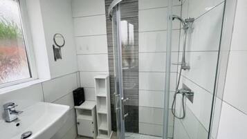 Rumah | Kamar mandi | Shower, pengering rambut, dan handuk