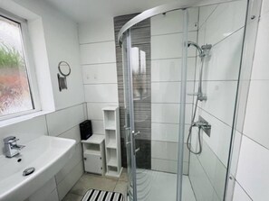 House | Bathroom | Shower, hair dryer, towels - 4 Bed House - Sleeps 9 - Garden - Parking - Wifi (Birmingham)