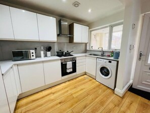 House | Private kitchen | Fridge, microwave, oven, stovetop - 4 Bed House - Sleeps 9 - Garden - Parking - Wifi (Birmingham)