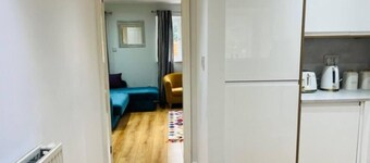 4 Bed House - Sleeps 9 - Garden - Parking - Wifi