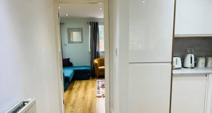 4 Bed House - Sleeps 9 - Garden - Parking - Wifi