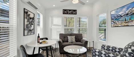 Huis, 1 kingsize bed, terras (#26 3567 US 290 E) | Woonruimte | Een open haard