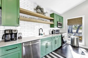 Casa de campo, varias camas, bañera de hidromasaje (496 Ranch 1631- Doll) | Cocina privada | Cafetera o tetera